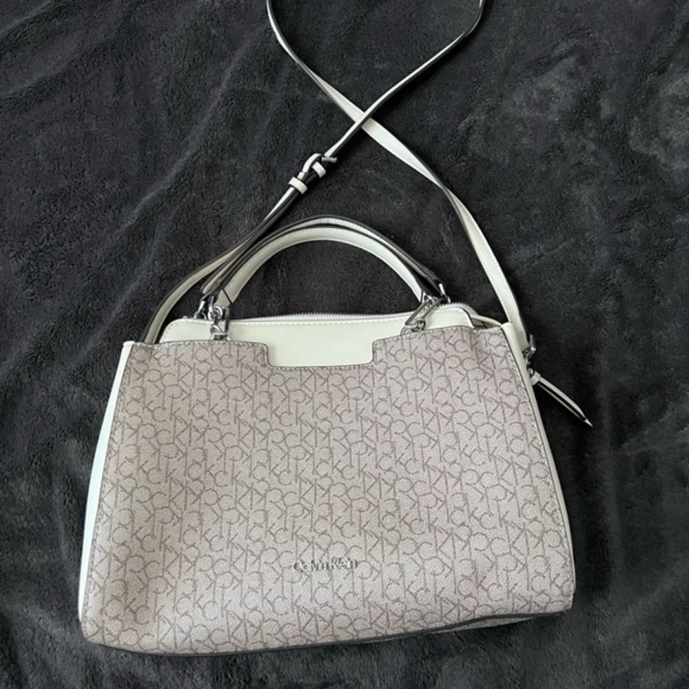 Calvin Klein Women's Cream and Tan Handbag
